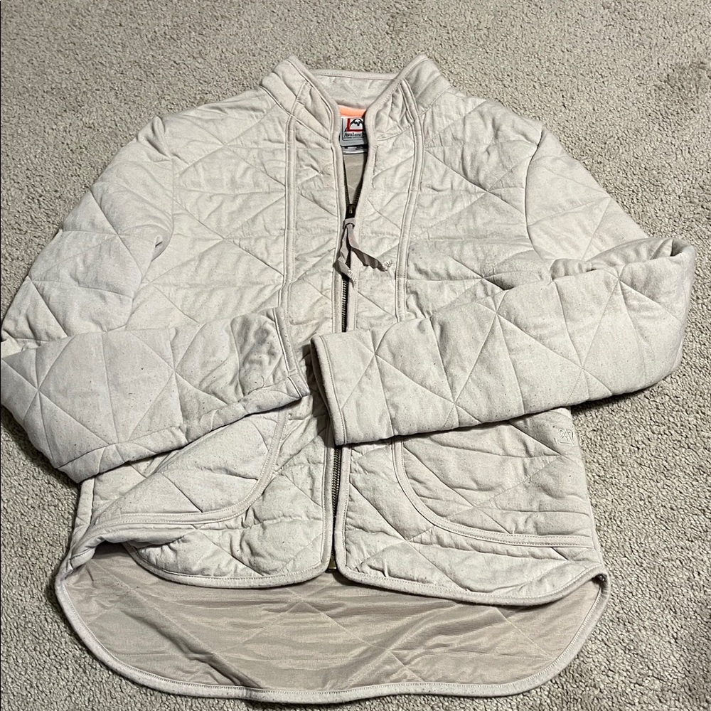Avalanche Women's Quilted Puffer Jacket - Light Gray